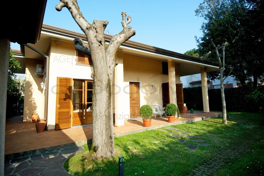 Villa in Affitto a Forte dei Marmi