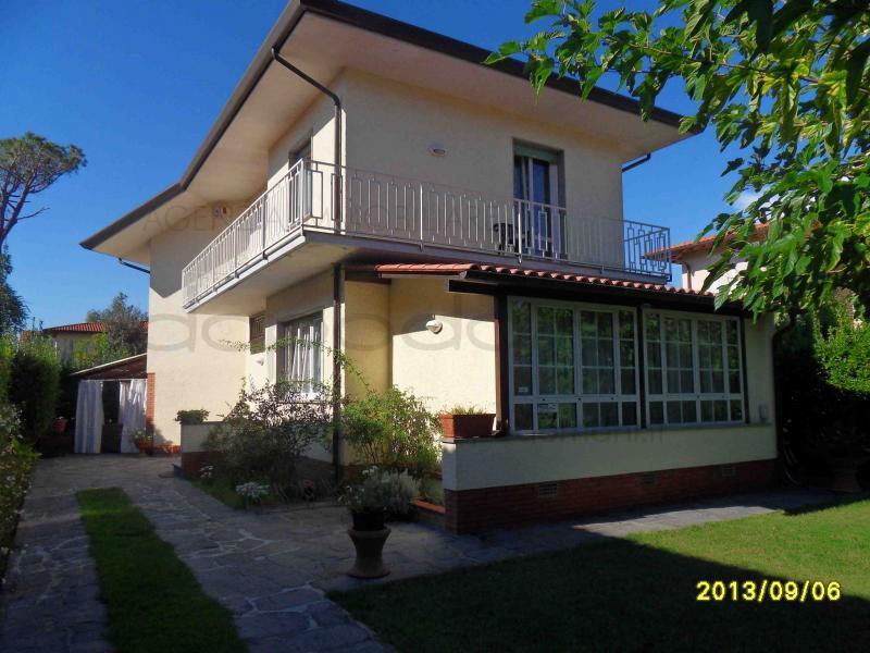 Villa in Affitto a Forte dei Marmi