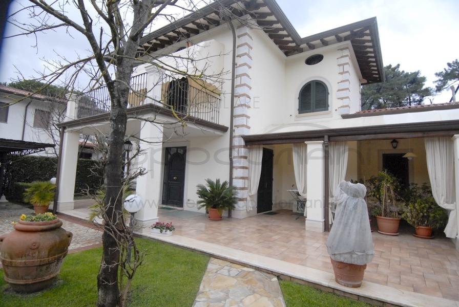 Bifamiliare in Affitto a Forte dei Marmi