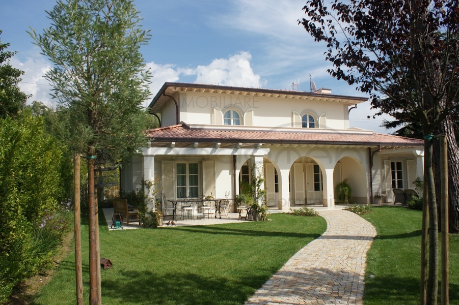 Villa in Affitto a Forte dei Marmi