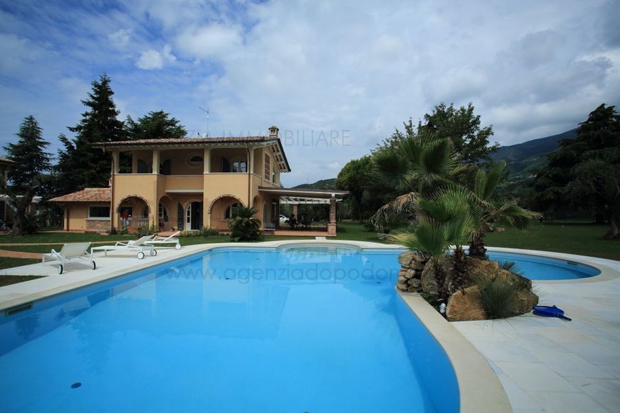 Villa in Affitto a Querceta