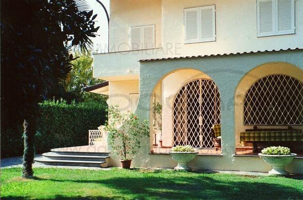 Villa in Affitto a Forte dei Marmi