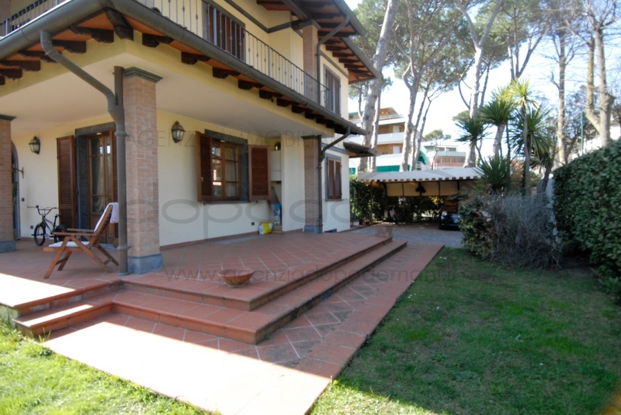 Villa in Affitto a Forte dei Marmi