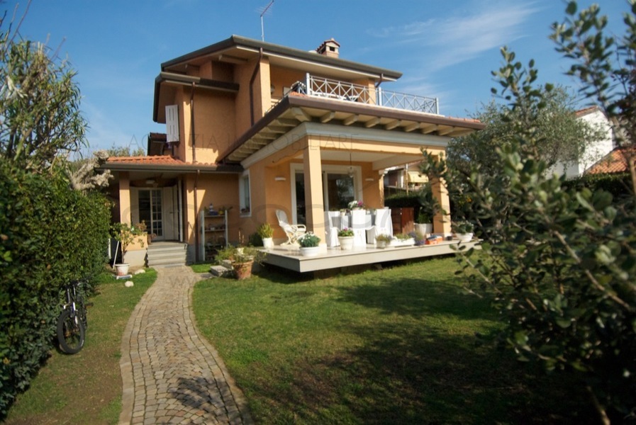 Bifamiliare in Affitto a Forte dei Marmi