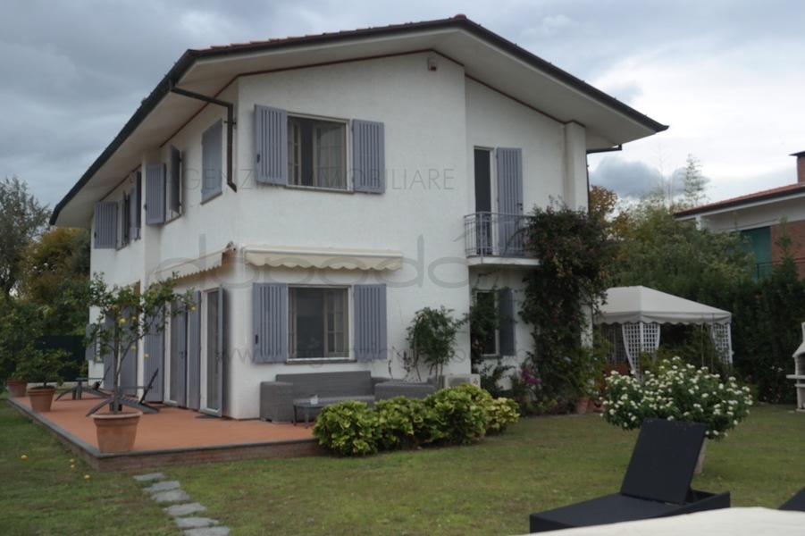 Villa in Affitto a Forte dei Marmi
