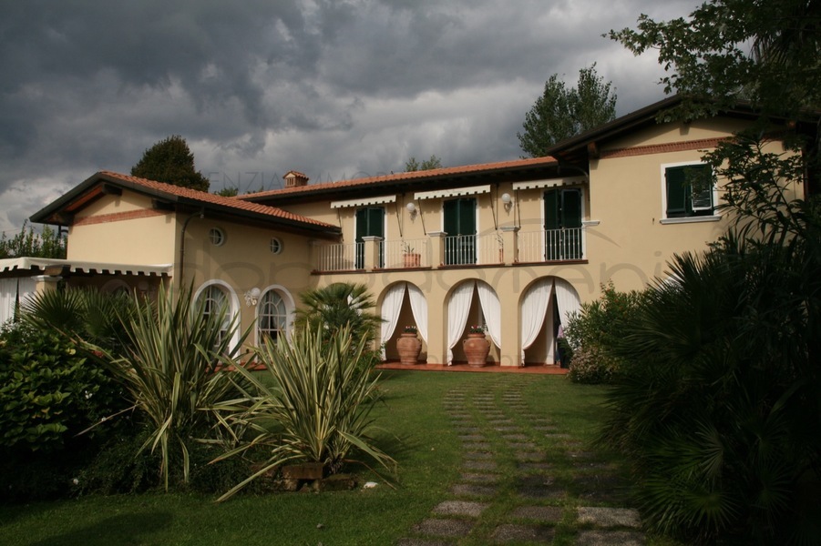Villa in Affitto a Forte dei Marmi