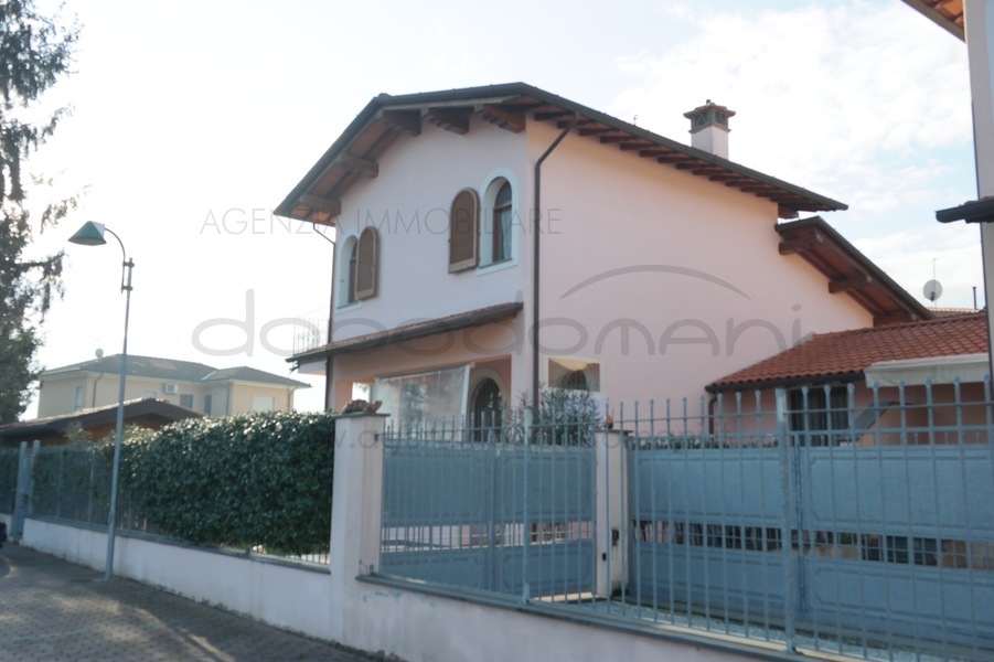 Bifamiliare in Vendita a Pietrasanta