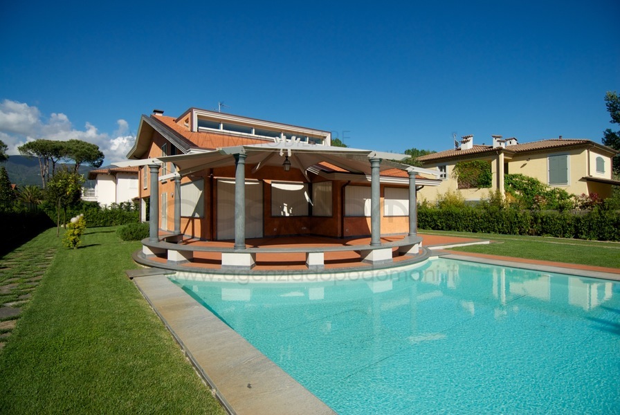 Villa in Affitto a Forte dei Marmi
