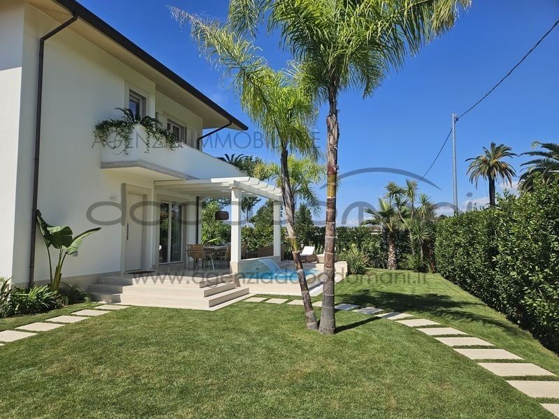 Villa in Affitto a Forte dei Marmi