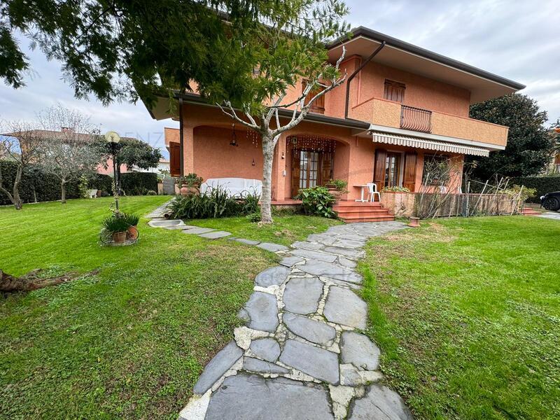 Villa in Affitto a Forte dei Marmi